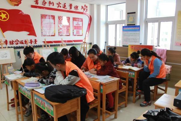“七彩課堂”為中小學(xué)生做課業(yè)輔導(dǎo).jpeg
